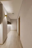 베이지 톤의 차분한 뷰티샵 복도 공간